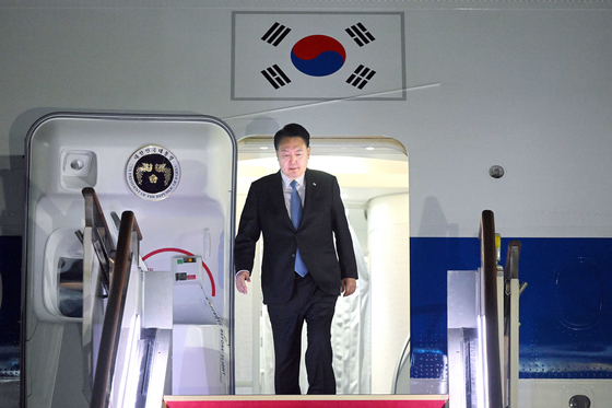 President Yoon Suk Yeol arrives on the presidential jet at Seoul Air Base in Seongnam, Gyeonggi, early Sunday after a four-day trip to the United States for the trilateral summit at Camp David. [PRESIDENTIAL OFFICE]