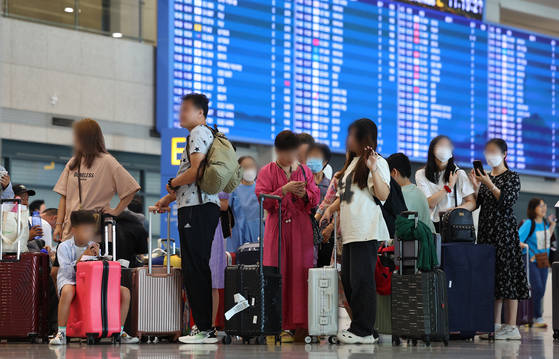 Chinese group tourists arrive at Incheon International Airport on Tuesday as the country lifted its ban on group tours to Korea last week. [YONHAP] 