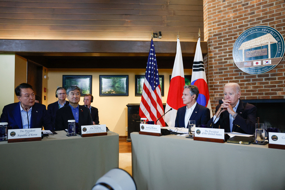 Korean President Yoon Suk Yeol, left, and U.S. President Joe Biden, right, take part in a trilateral summit at Camp David near Thurmont, Maryland, Thursday. [REUTERS/YONHAP]