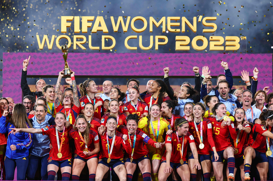 Spain's players and officials celebrate with the 2023 FIFA Women's World Cup trophy after winning the final against England at Stadium Australia in Sydney on Sunday. [AFP/YONHAP] 
