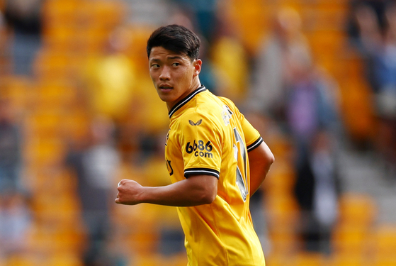 Wolverhampton Wanderers' Hwang Hee-chan in action during a match against Brighton at the Molineux in Wolverhampton, England on Saturday. Hwang scored his opening goal of the 2023-24 Premier League season in the game, with Wolves ultimately losing 4-1 to Brighton.  [REUTERS/YONHAP]