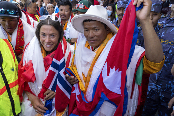 Norwegian climber Kristin Harila, left, and her Nepali sherpa guide Tenjen Sherpa, right, who climbed the world‘s 14 tallest mountains in record time, arrive in Kathmandu, Nepal, Saturday, Aug. 5, 2023. [AP/YONHAP] 