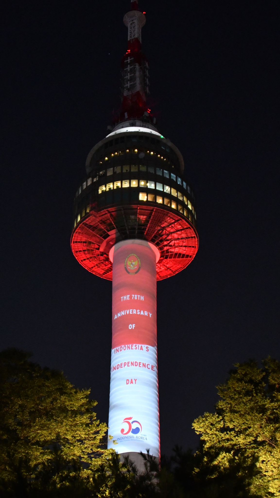 A banner is lit around Seoul Namsan Tower to celebrate the 78th Indonesian Independence Anniversary on Thursday. [EMBASSY OF THE REPUBLIC OF INDONESIA]