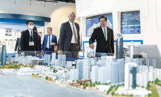 Busan Mayor Park, front right, guides a delegation from the Bureau International des Expositions (BIE) through a promotional hall dedicated to the 2030 Busan World Expo at the Busan Port International Exhibition & Convention Center on April 5. The delegates were visiting Busan for an on-site inspection. [YONHAP]