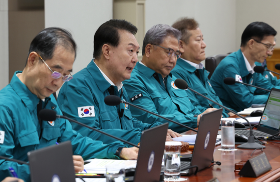 President Yoon Suk Yeol, second from left, presides over a Cabinet meeting at the Yongsan presidential office in central Seoul Monday to discuss the results of the trilateral summit at Camp David and the Ulchi Freedom Shield joint military exercise that began earlier that morning. [JOINT PRESS CORPS]
