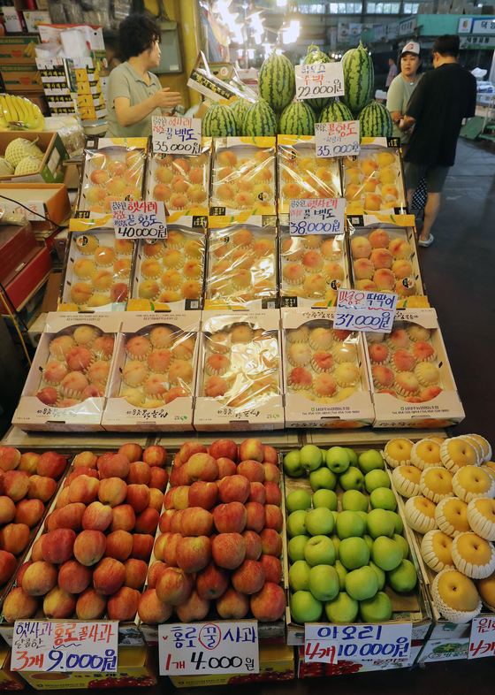 Fruit boxes go on sale at Mapo Agricultural and Marine Products Market in Mapo District, western Seoul, on Monday. Apple prices rose 40 percent on year and the price of seasonal fruits, such as pears and peaches, rose more than 20 percent due to inclement weather. Fruit prices are expected to linger above average levels as the Chuseok harvest holiday nears. [NEWS1]