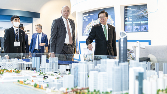 Delegates of the BIE visit the Busan Port International Exhibition and Convention Center on April 5 to hear about the North Port where the 2030 World Expo will be held if Busan wins the bid. [JOINT PRESS CORPS]