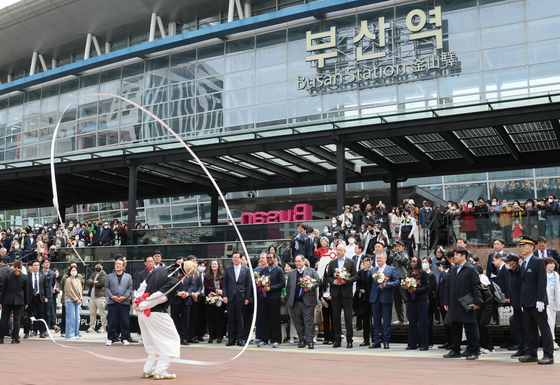 The BIE delegation watches samulnori, or traditional Korean percussion performances, at the Busan Station in April. [YONHAP] 