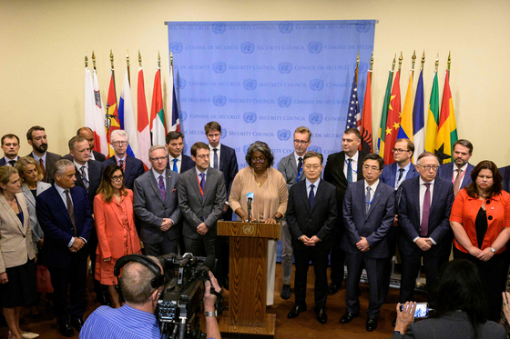 U.S. Ambassador to the United Nations Linda Thomas-Greenfield, center, speaks in a press briefing flanked by diplomats of nations participating in a statement condemning North Korea’s human rights abuses, including South Korean Ambassador to the UN Hwang Joon-kook, to her left, at the UN headquarters in New York on Thursday. The UN Security Council earlier Thursday convened an open meeting to discuss the human rights situation in Pyongyang for the first time in six years. [AP/YONHAP]