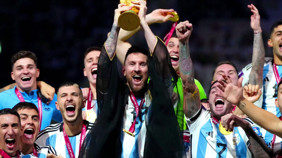Lionel Messi lifts the World Cup trophy. [ONE FOOTBALL]
