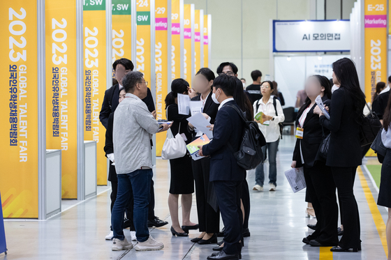 Visitors look around the 2023 Job Fair for International Students at Coex in Gangnam District, southern Seoul, on Monday. [NEWS1]