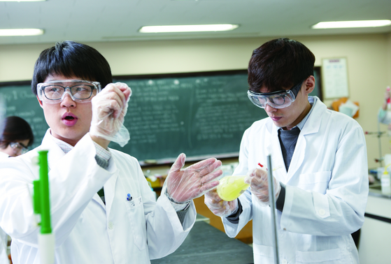 Students in the department of biomedical-chemical engineering engage in an experiment. [THE CATHOLIC UNIVERSITY OF KOREA]