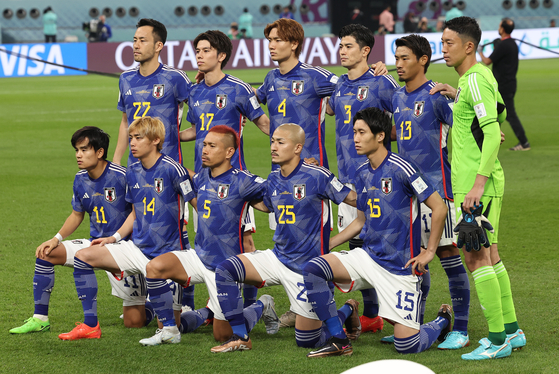 일본 대표팀이 2022년 12월 2일 카타르 알라얀의 칼리파 국제 경기장에서 열린 2022년 카타르 월드컵 스페인과의 경기 전에 사진을 위해 포즈를 취하고 있다. [YONHAP] 