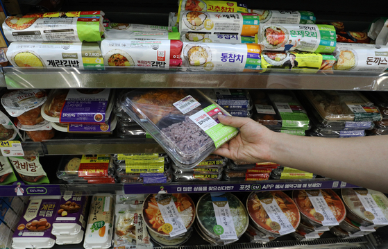 Ready meals are displayed at a CU convenience store in Gangnam District, southern Seoul, on Aug. 2. [NEWS1]