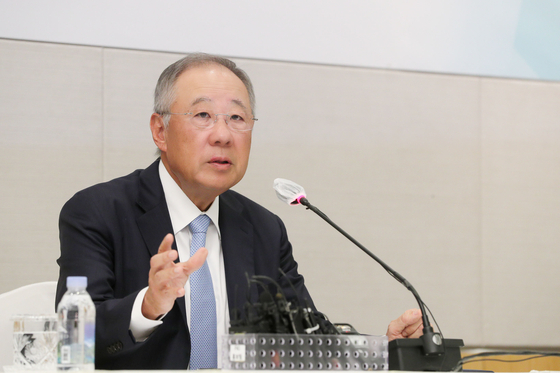 The Federation of Korean Industries' new chairman Ryu Jin speaks to the press on Tuesday in Yeouido, western Seoul. [FEDERATION OF KOREAN INDUSTRIES]
