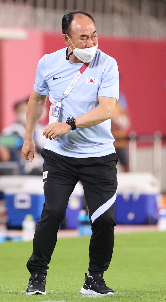 Then-Olympic Korean football team manager Kim Hak-bum instructs his players during a match against Romania at Kashima Soccer Stadium in Kashima, Japan on July 25, 2021. [KPPA] 