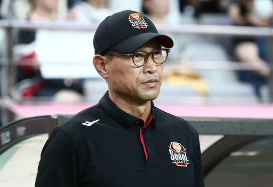 An Ik-soo watches a K League game between FC Seoul and the Pohang Steelers at Seoul World Cup Stadium in Mapo District, western Seoul on Aug. 4. [NEWS1] 