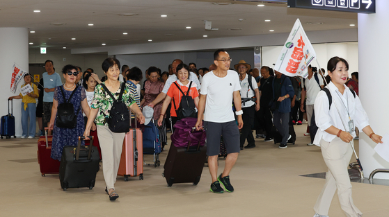Chinese tourist groups enter Korea at Incheon International Ferry Terminal on Aug. 12. [YONHAP]