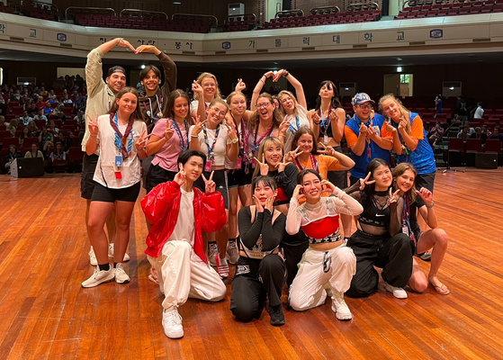 Jamboree scouts, who were invited to the university earlier this month after evacuating from their main campsite in North Jeolla due to an anticipated typhoon, pose with K-pop dancers following their performance. [THE CATHOLIC UNIVERSITY OF KOREA]