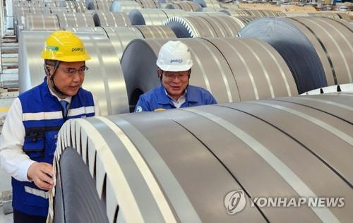 Foreign Minister Park Jin, left, at a Posco factory in Mexico on May 10. [YONHAP] 