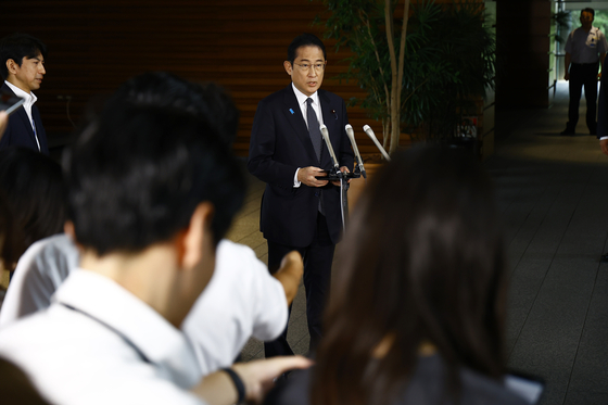 Japanese Prime Minister Fumio Kishida answers questions from reporters upon his arrival at the prime minister's office on Tuesday in Tokyo. [AP/YONHAP]
