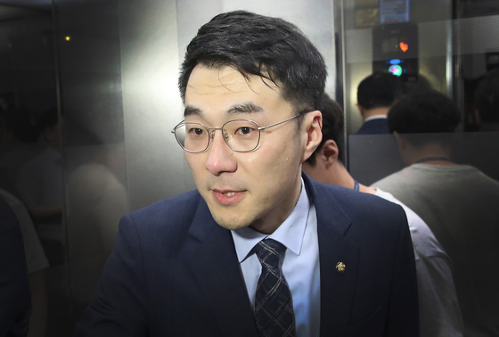 Independent lawmaker Kim Nam-kuk takes a lift at the National Assembly in Yeouido, western Seoul, after attending a meeting of the parliamentary ethics committee last Thursday. [NEWS1]