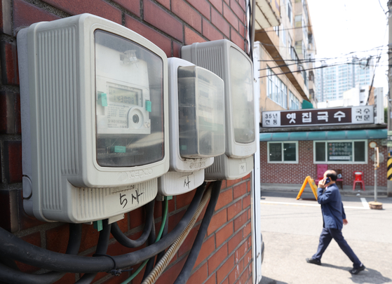 A smart meter is pictured in a residential area in Seoul. Korea Electric Power Corporation’s debt hit a record-high figure of 201.4 trillion won ($150.6 billion) until June, according to the corporation on Tuesday. It’s anticipated that the corporation will also face operating losses amounting to trillions of won this year. The government is contemplating raising the utility bills to lessen the debt load but being prudent as it already raised the price by 40 percent on year. [YONHAP]
