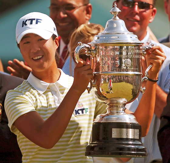 Kim Ju-yun holds up the U.S. Women's Open trophy after winning the tournament in Cherry Hills Village, Colorado on June 26, 2005. [REUTERS/YONHAP] 