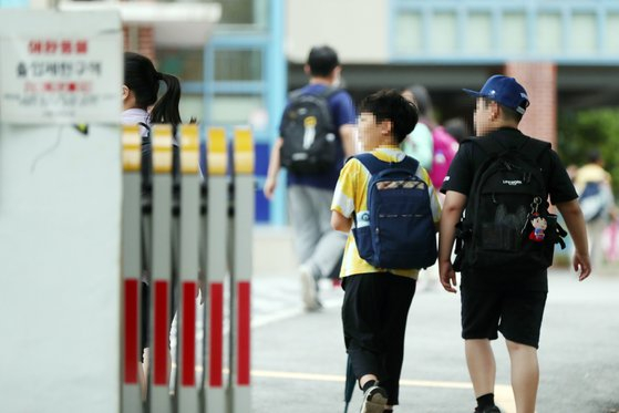 Elementary school students in Gwangju head to school on June 1. [YONHAP] 