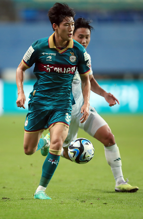 Daejeon Hana Citizen's Bae Jun-ho, front, dribbles the ball during a K League game against Jeonbuk Hyundai Motors at Daejeon World Cup Stadium in Daejeon on July 12. [NEWS1] 