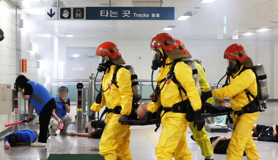 The Korean military’s chemical, biological and radiological defense battalion participates in a training session to deal with a toxic gas terrorist attack at Sinheung Station in Daejeon on Tuesday. The training is part of the Ulchi Exercise, a nationwide government drill to prepare the military for emergency situations including terrorist attacks. [YONHAP]