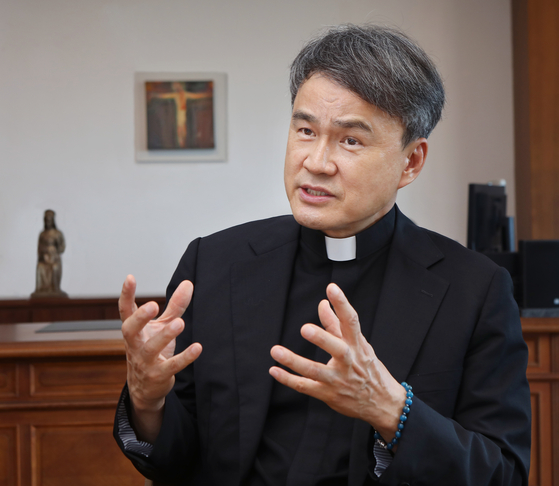 In a recent interview with the Korea JoongAng Daily, Rev. Luke Won Jong-chul, president of The Catholic University of Korea, said that international students from all religious backgrounds are warmly welcome at the university. [PARK SANG-MOON]