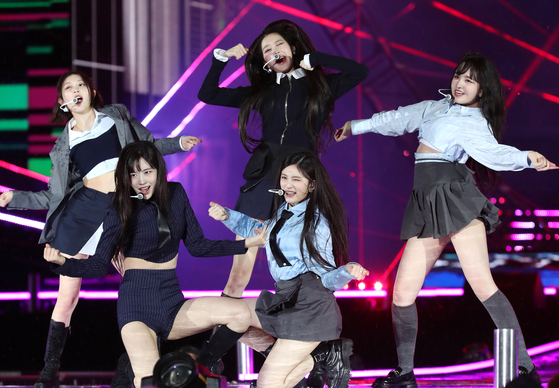 From left, K-pop group IVE’s Gaul, An Yujin, Jang Wonyoung, Yi Suh and Lizz are performing at “Seoul Festa 2023” at the Olympic Main Stadium in Jamsil Sports General Playground on April 30. [NEWS1]