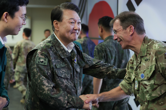 President Yoon Suk Yeol, left, greets U.S. troops as he visits CP Tango, a U.S.-led wartime command bunker complex in Seongnam, Gyeonggi, on Wednesday, to inspect the ongoing Ulchi Freedom Shield joint exercise. [PRESIDENTIAL OFFICE]