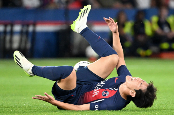 Paris Saint-Germain's Lee Kang-in falls on the pitch during a French Ligue 1 match against Lorient on August 12.  [AFP/YONHAP]