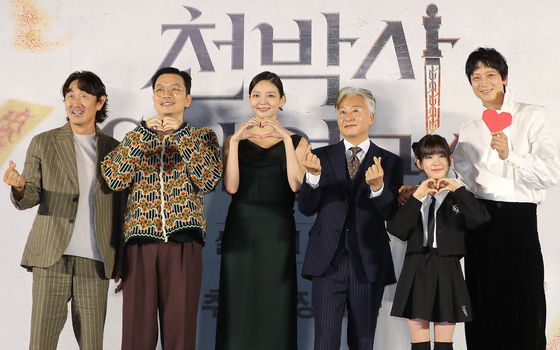 From left, actors Huh Joon-ho, Lee Dong-hwi, Esom, Kim Jong-soo, Park So-i and Gang Dong-won pose for a photo during a press conference for the upcoming film ″Dr. Cheon And Lost Talisman″ at CGV Yongsan in central Seoul on Tuesday. ″Dr. Cheon And Lost Talisman″ tells the story of a ″fake″ exorcist, played by Gang, who does not believe in ghosts but has exceptional skills. [NEWS1]