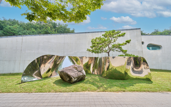 "Reflected Landscape" by Woo Jong-taek [ANYANG FOUNDATION FOR CULTURE AND ARTS]