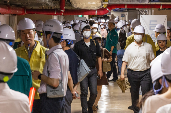 Civil servants at the government complex in downtown Seoul crowds a basement after the civil defense exercise siren went off at 2 p.m. on Wednesday. [YONHAP]