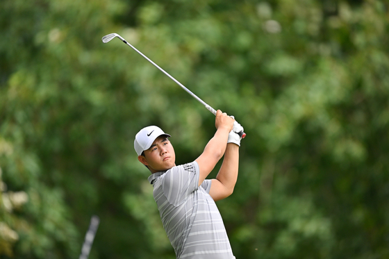 Tom Kim, also known as Kim Joo-hyung, plays a shot on the 11th tee box during the second round of the FedEx St. Jude Championship at TPC Southwind on Aug. 11 in Memphis, Tennessee. [GETTY IMAGES]