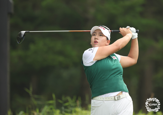 Hong Ji-won hits a shot during the High 1 Resort Ladies Open at High 1 Country Club in Jeongseon County, Gangwon on Thursday last week. [YONHAP]
