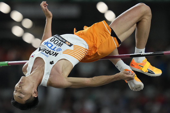 Korea's Woo Sang-hyeok makes an attempt in the men's high jump final during the World Athletics Championships in Budapest, Hungary on Tuesday. Woo, who took silver last year, cleared 2.29 meters to finish in sixth place.  [AP/YONHAP]