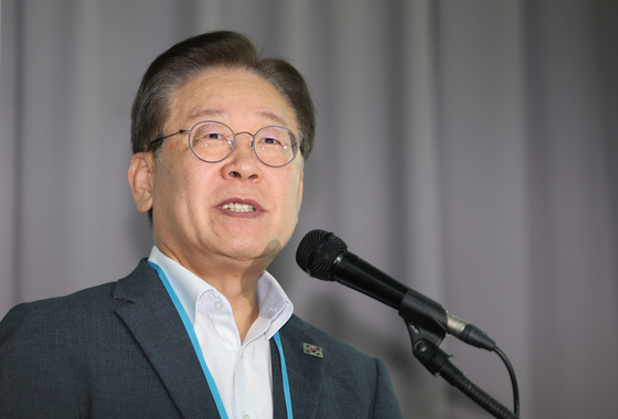 Democratic Party leader Lee Jae-myung speaks at an event on universal basic income at Ewha Womans University in Seodaemun District, western Seoul, on Wednesday. [YONHAP]