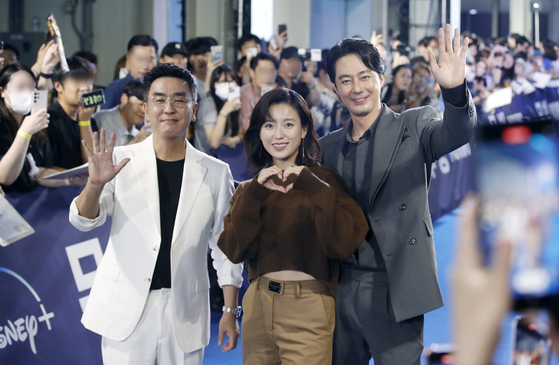 From left, actors Ryu Seung-ryong, Han Hyo-joo and Zo In-sung pose for a photo at an event to promote the Disney+ original series “Moving” in Seongdong District, eastern Seoul, on Aug. 3. [NEWS1] 