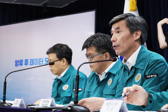 Park Ku-yeon, the first deputy chief of the Office for Government Policy Coordination, right, speaks with the press in Seoul on Tuesday. [YONHAP]