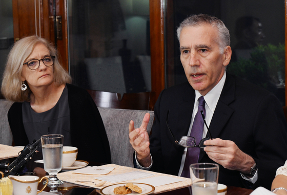 Philip Goldberg, U.S. ambassador to Korea, right, speaks with the press at the American diplomatic residence in Seoul on Wednesday. [JOINT PRESS CORPS] 