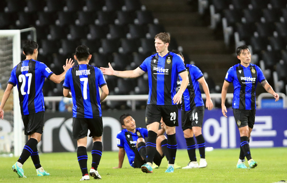 Incheon United players celebrate their 3-1 victory over Haiphong FC in the AFC Champions League playoffs at Incheon Football Stadium in Incheon on Wednesday. [NEWS1] 