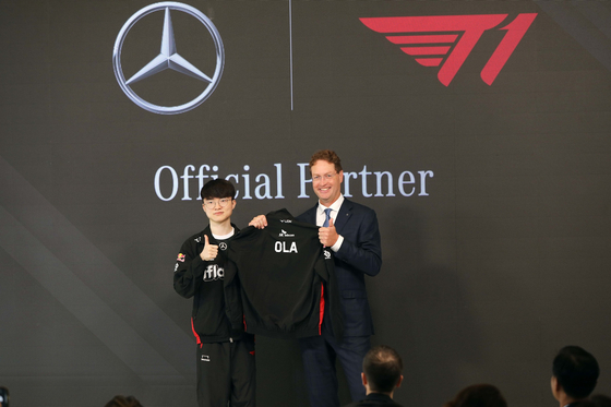 Mercedes-Benz Chairman Ola Kallenius, right, and Faker, a legendary Esports player, pose for a photo during a press conference held in central Seoul on Thursday. [MERCEDES-BENZ KOREA]