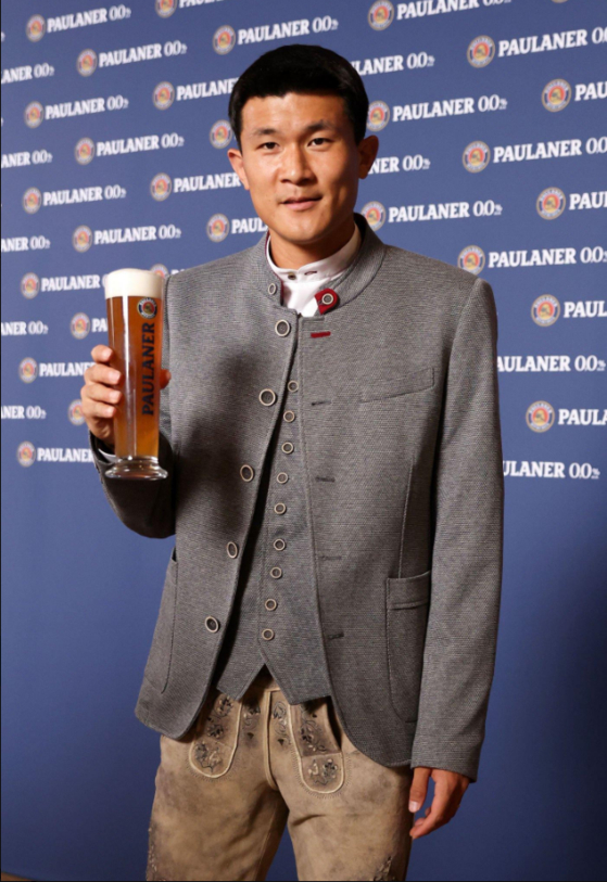 Bayern Munich center back Kim Min-jae poses in lederhosen and a janker jacket while holding a pint of Paulaner beer at a promotional event in a photo shared by the club on Wednesday. Both garments are traditionally worn in the Bavaria region where Kim now plays.  [SCREEN CAPTURE]