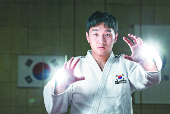 Judoka Lee Joon-hwan poses for a photo during an interview with the JoongAng Ilbo at the Yong In University in Yongin, Gyeonggi on July 20. [JOONGANG ILBO]