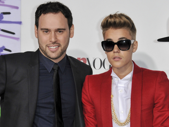 Scooter Braun, left, appears with Justin Bieber at the World Premiere of Justin Bieber's album "Believe″ in Los Angeles on Dec. 18, 2013. [AP]
